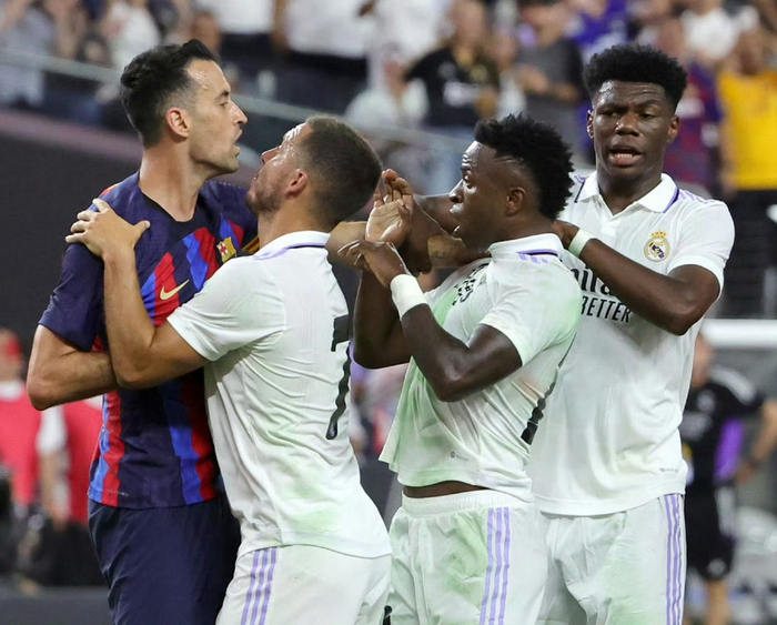 开云体育入口-巴萨邀拳击冠军观战国家德比，暗讽皇马队内冲突|巴塞罗那|诺坎普|西甲|体育赛事讨论|皇家马德里_新浪体育_新浪新闻